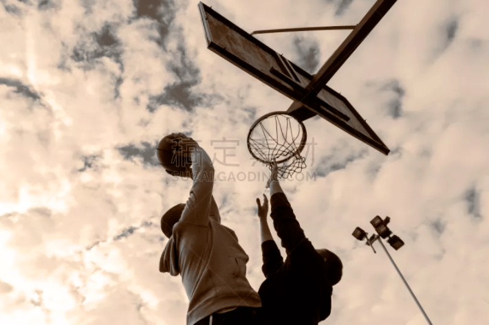 皇马公布欧冠战曼城名单：姆巴佩受伤仍入选，卡马文加缺席